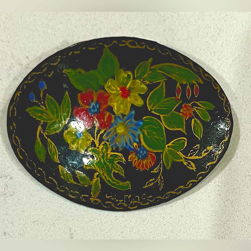 Vintage Hand-Painted Black Russian Lacquer Wood Brooch Roses Bouquet Euc 22$